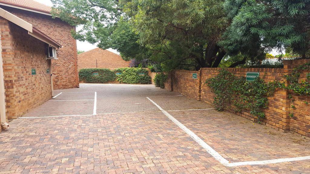 Aark Guest Lodge Vanderbijlpark Exterior photo