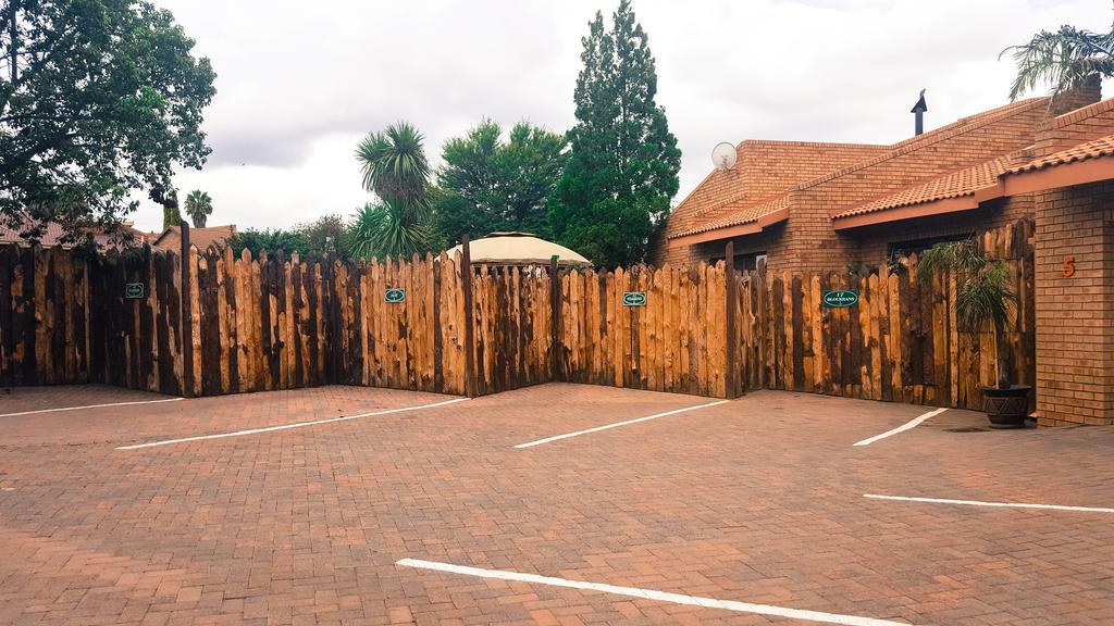 Aark Guest Lodge Vanderbijlpark Exterior photo